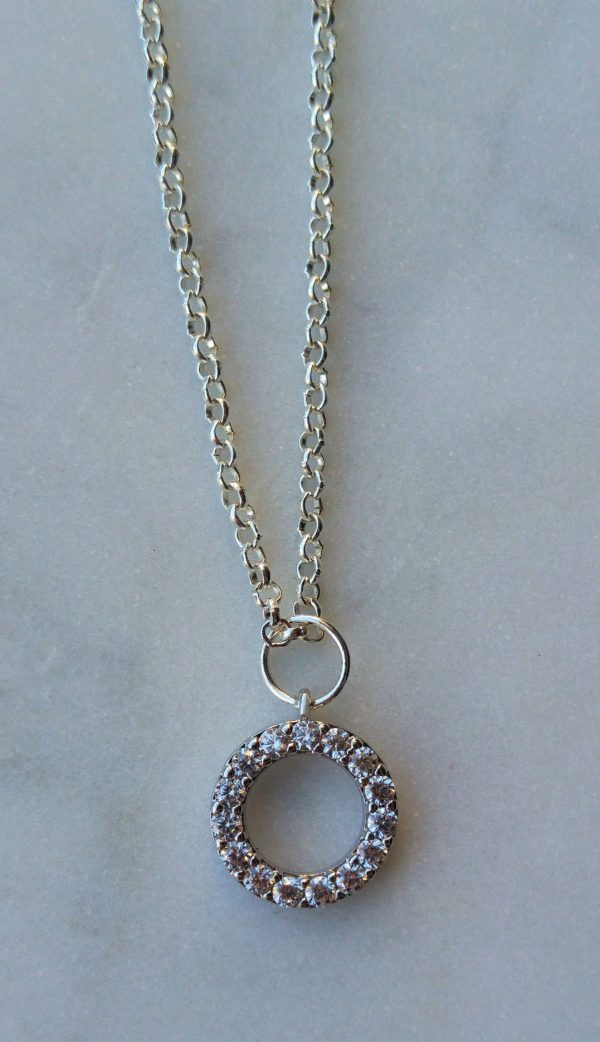 Halsband med silverfärgad metallkedja och en strassberlock (kubisk zirkonia) av hög kvalitet. 