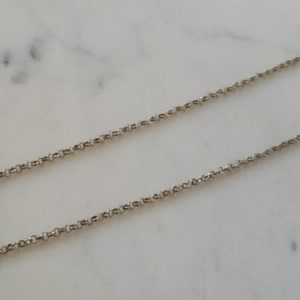 Antiksilverfärgat halsband med tre strasspärlor