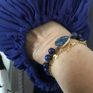 Guldfärgad lapis lazuli-connector med lapis lazulipärlor
